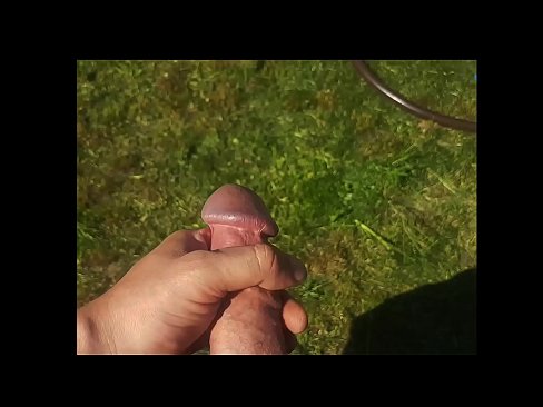 ❤️ A guapa quente recibe o seu coño rosa fodido e corre cun chorro nun xardín de verán ❤❌ Putas en nós