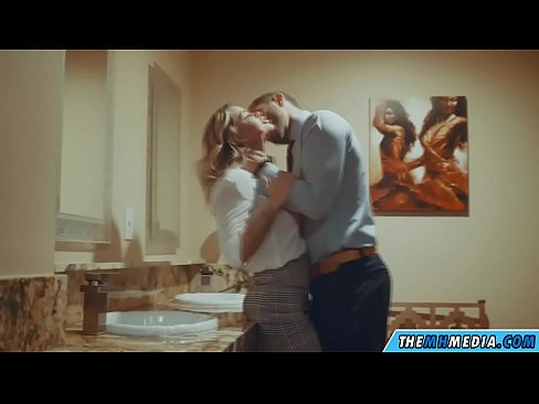 ❤️ Cando unha loura tetona seduce nun baño público ❤❌ Putas en nós